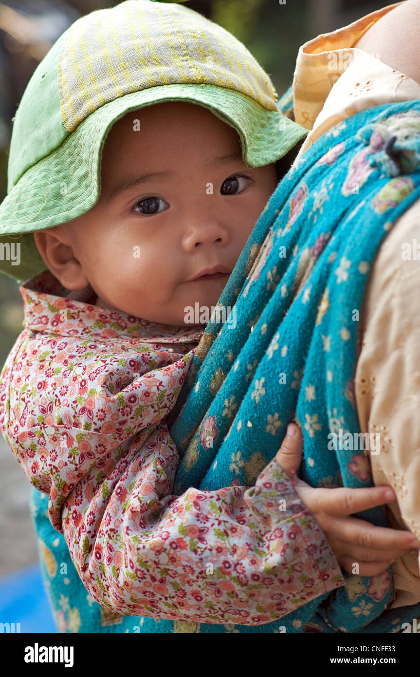 Bébé birman dans l'élingue. Hsipaw. La Birmanie. Myanmar Banque D'Images