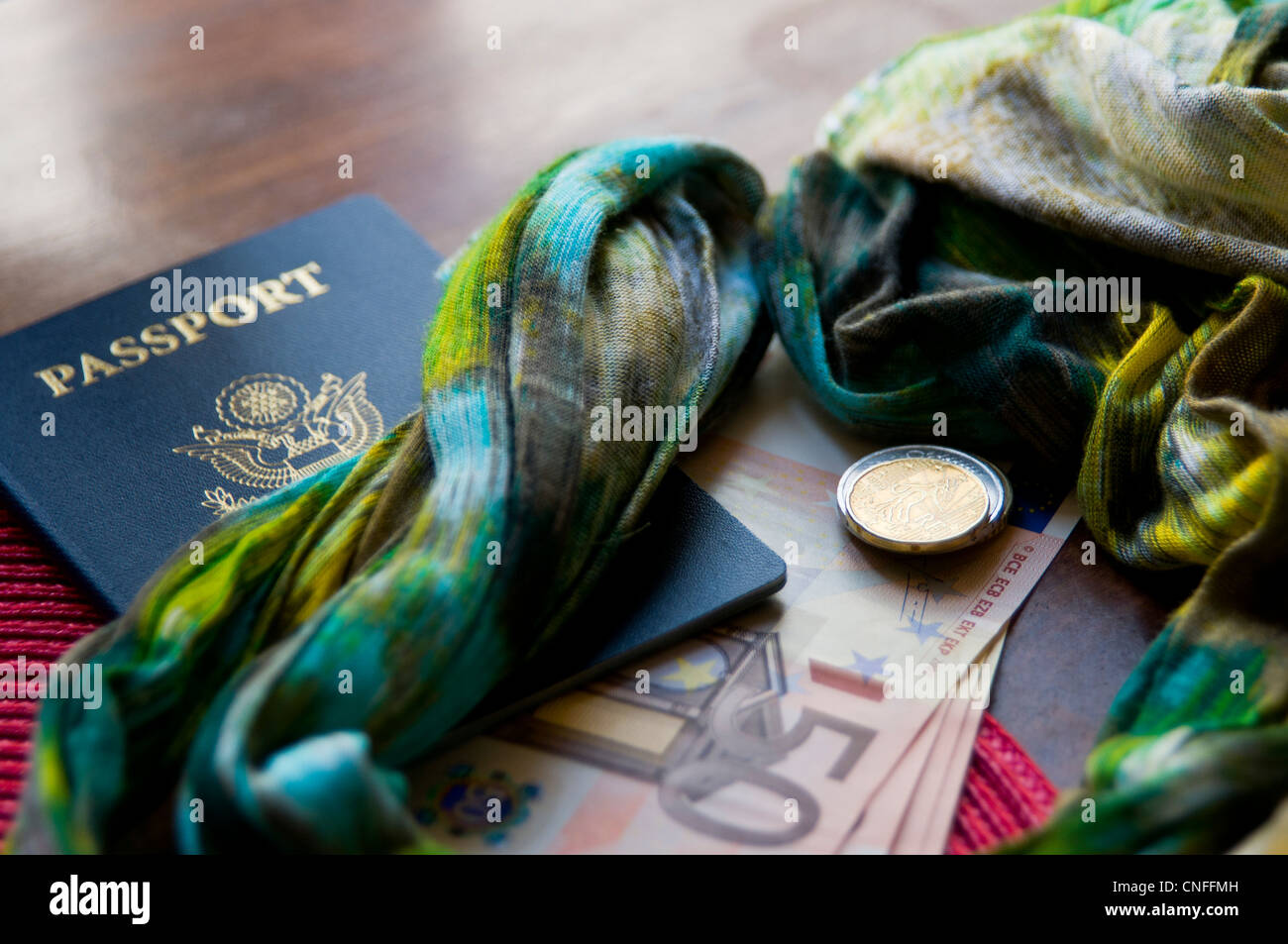 Devises Dollar Euro et changer avec le passeport de voyage Banque D'Images