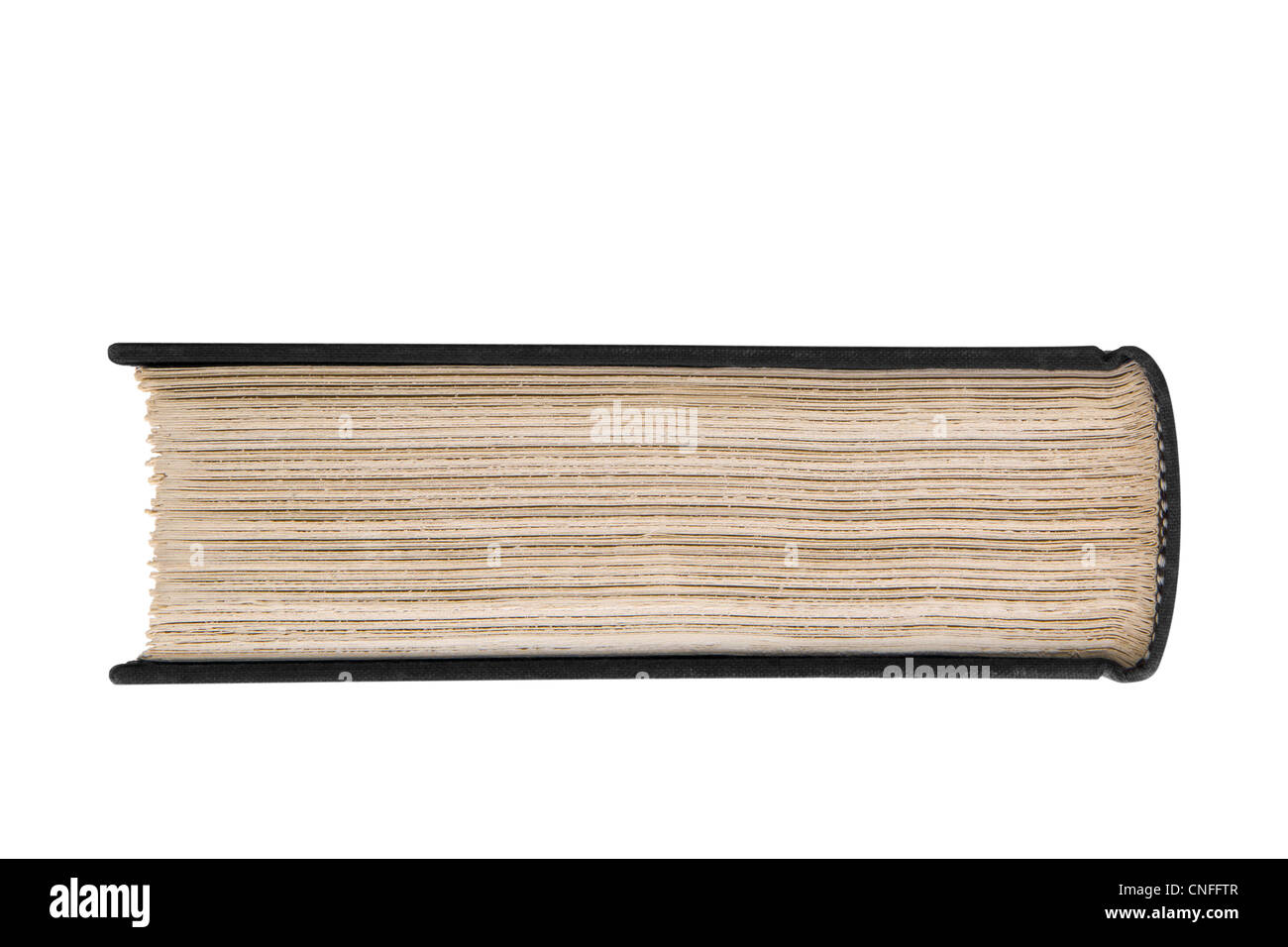 Haut de page vue de l'extrémité fermée de bords livre relié avec dégrossis et pages couvertures en tissu noir. Isolé sur blanc. Banque D'Images