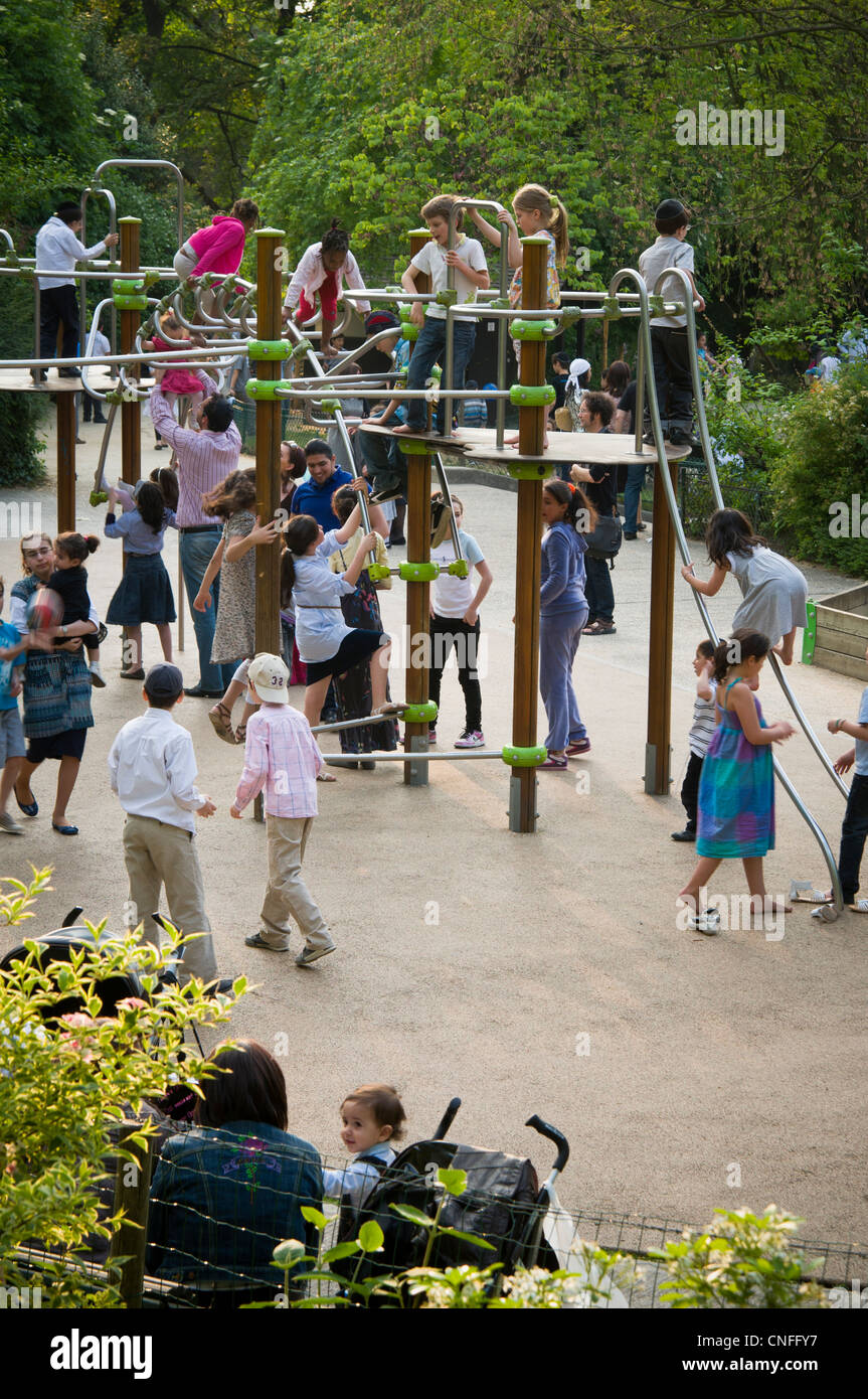 Enfants Jouant Sur Une Aire De Jeux Au Parc Des Buttes Chaumont Paris France Photo Stock Alamy
