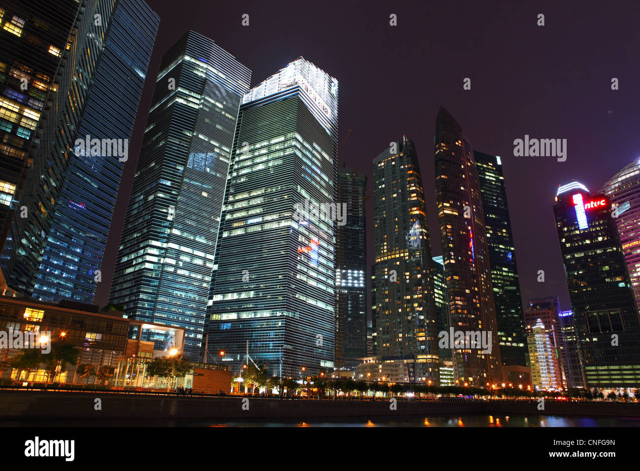 Quartier central des affaires de Singapour à la tombée de bâtiments à Marina Bay. Banque D'Images