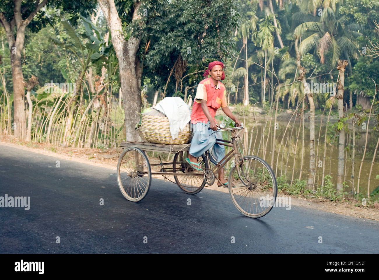Vélo homme bangladais à Bagerhat country side Banque D'Images