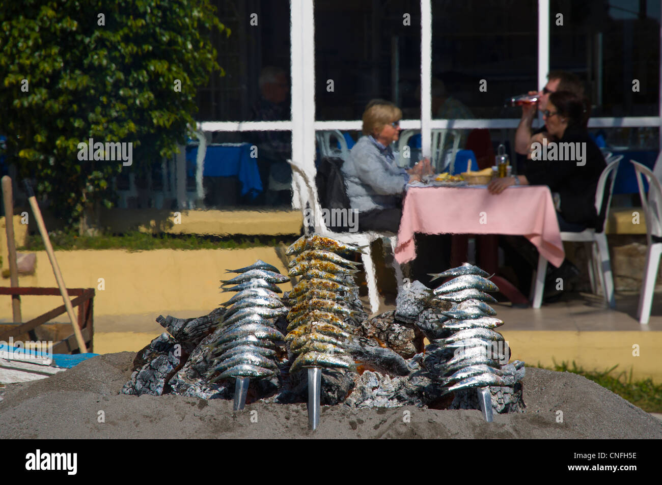 Les sardines grillées sont dans un local typique beach grill ville de Fuengirola Costa del Sol Malaga Andalousie Espagne la région Banque D'Images