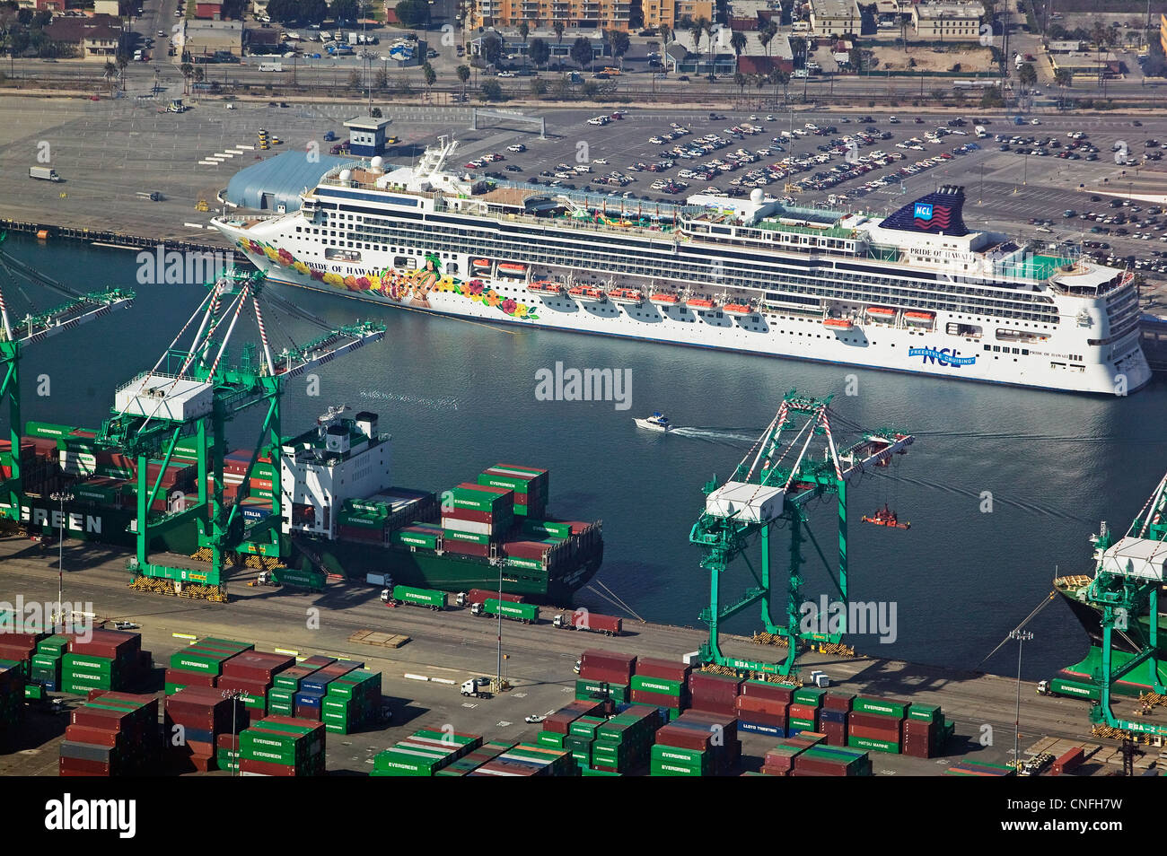 Photographie aérienne Fierté de Hawaï bateau de croisière amarré Port de Long Beach Californie Banque D'Images