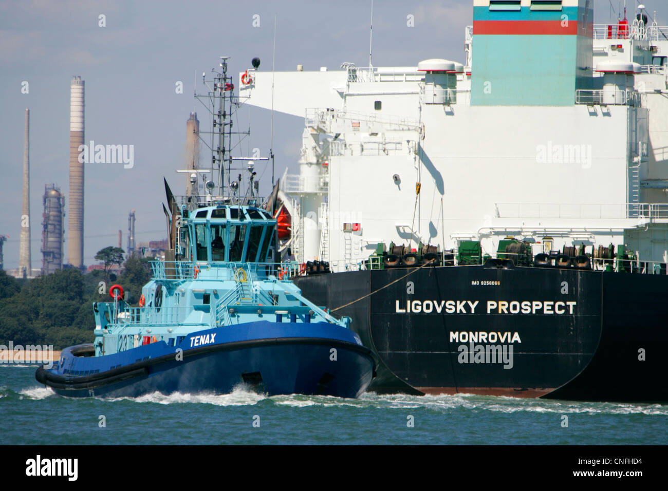 une rencontre entre un voilier et un super tanker