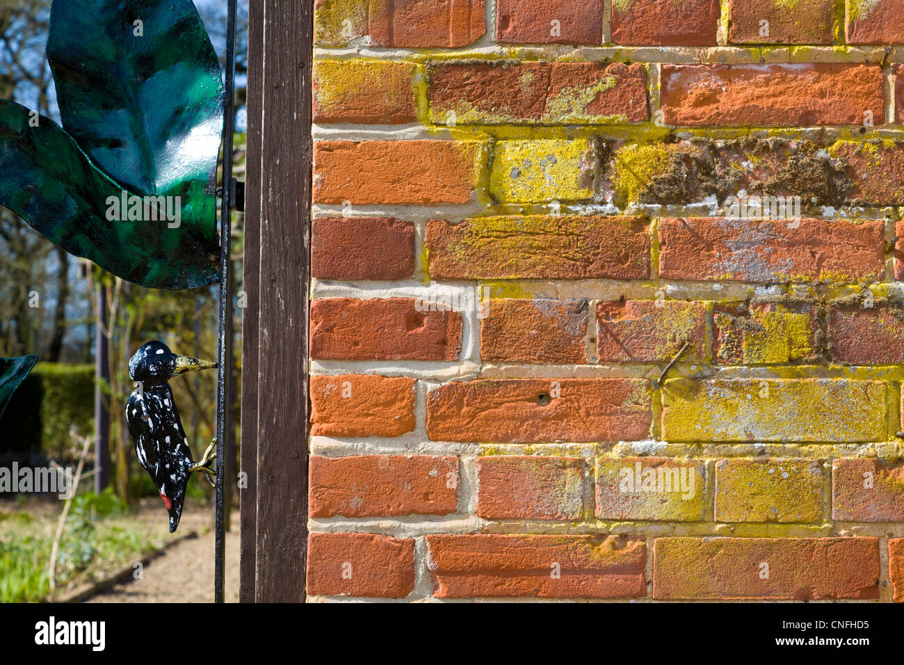 Pic mar design ferronnerie sur gated entrée par mur pour un jardin à Mannington Hall, Norfolk, Royaume-Uni. Banque D'Images