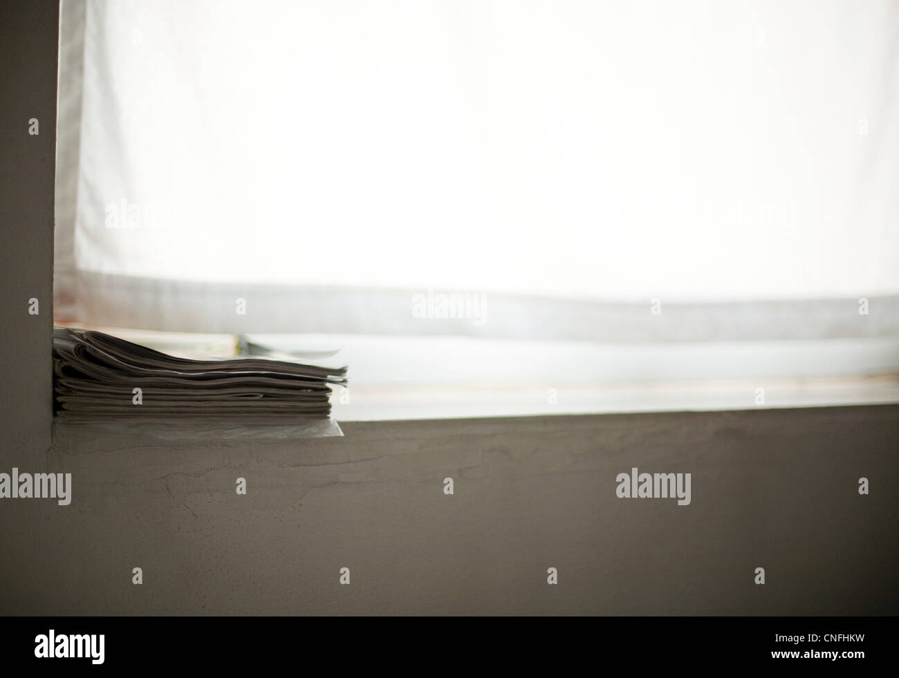 Pile de magazines on windowsill Banque D'Images