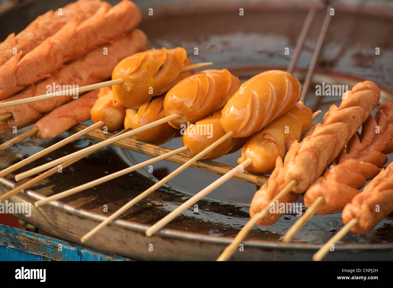 Fruits de mer frits sticks à vendre au marché. La Birmanie. Myanmar Banque D'Images