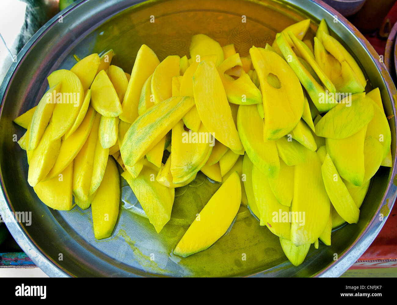Les tranches de mangue en vente au marché, la Birmanie. Myanmar Banque D'Images