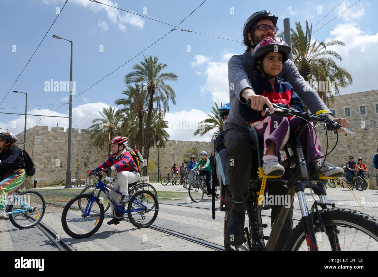 Le père et l'enfant au cours de vélo à côté de la vieille ville de Jérusalem. Israël. Banque D'Images