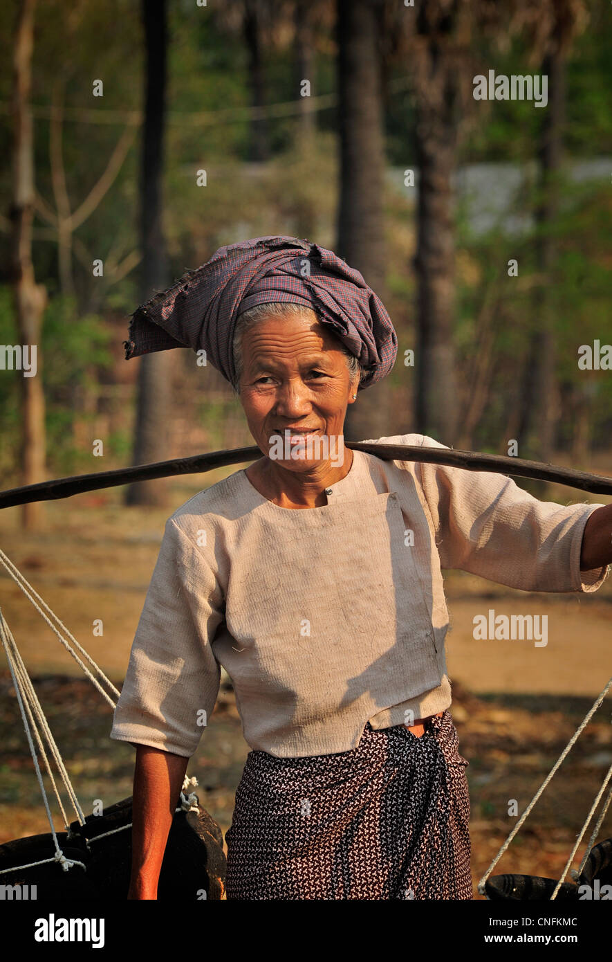 Femme birmane, près du mont Popa, Birmanie Banque D'Images