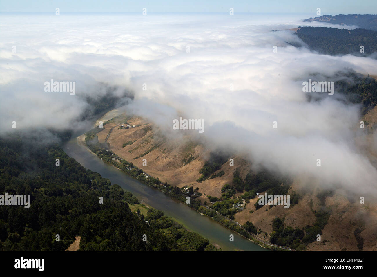 Photographie aérienne brouillard côtier Russian River, dans le Comté de Sonoma, en Californie Banque D'Images