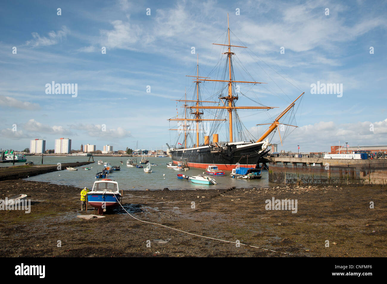 Le port de Portsmouth à la recherche vers le HMS Warrior. Le premier navire de guerre à toute épreuve Banque D'Images