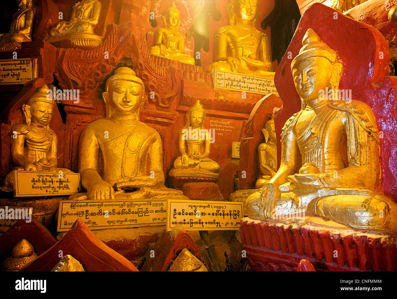 Les images de Bouddha Doré dans les grottes de Pindaya, l'État Shan, en Birmanie. Myanmar Banque D'Images