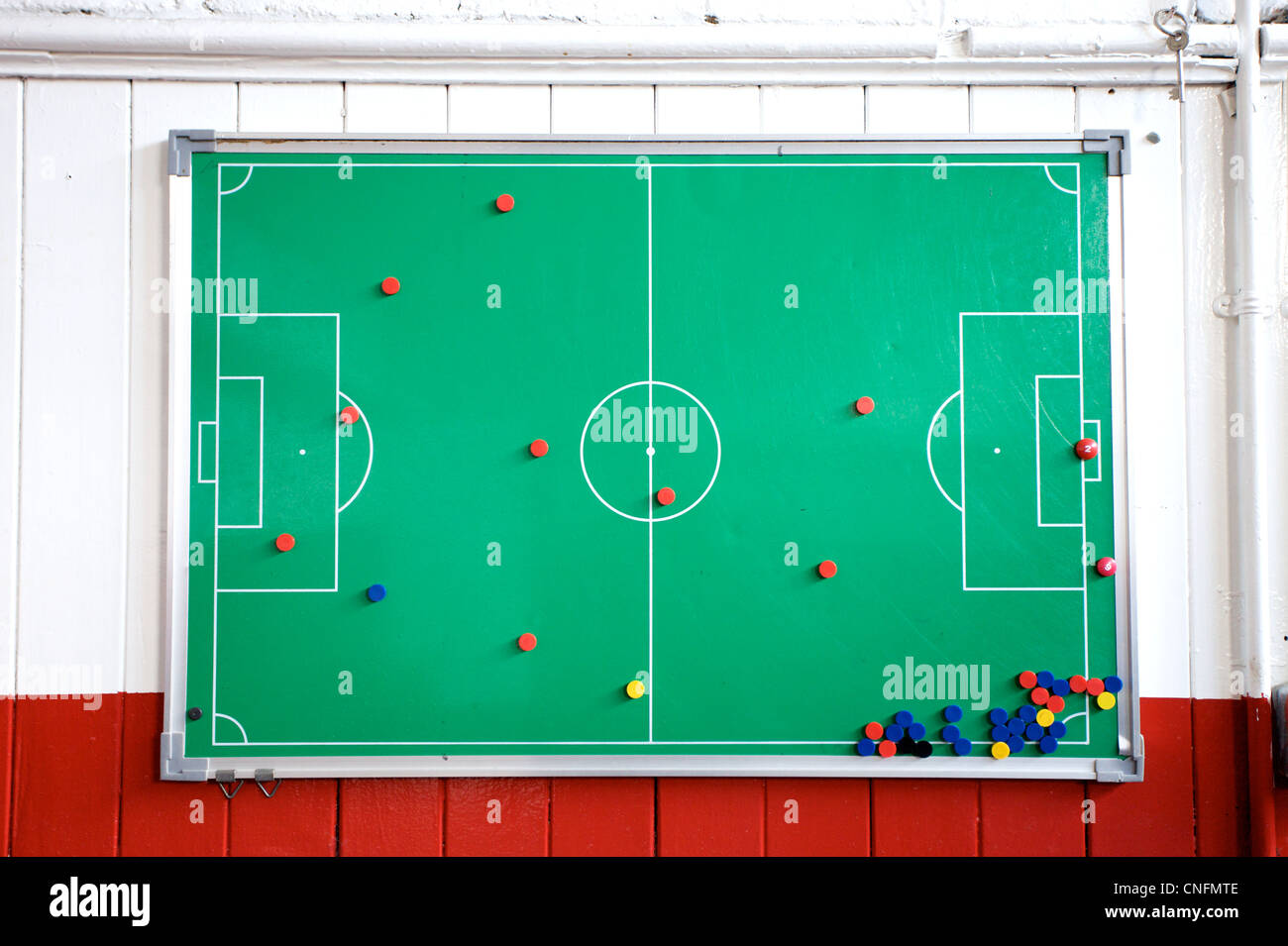 Un conseil tactiques football dans le vestiaire d'un stade de football. Banque D'Images