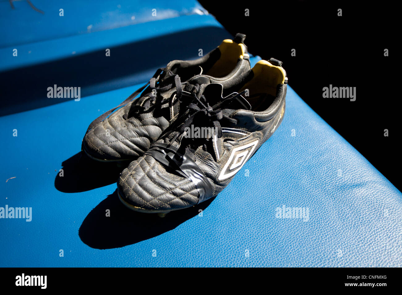 Une vieille paire de chaussures de foot Photo Stock - Alamy