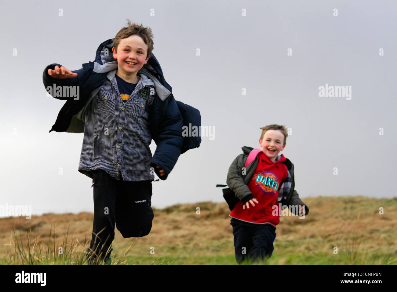 Enfants courant downhill Banque D'Images