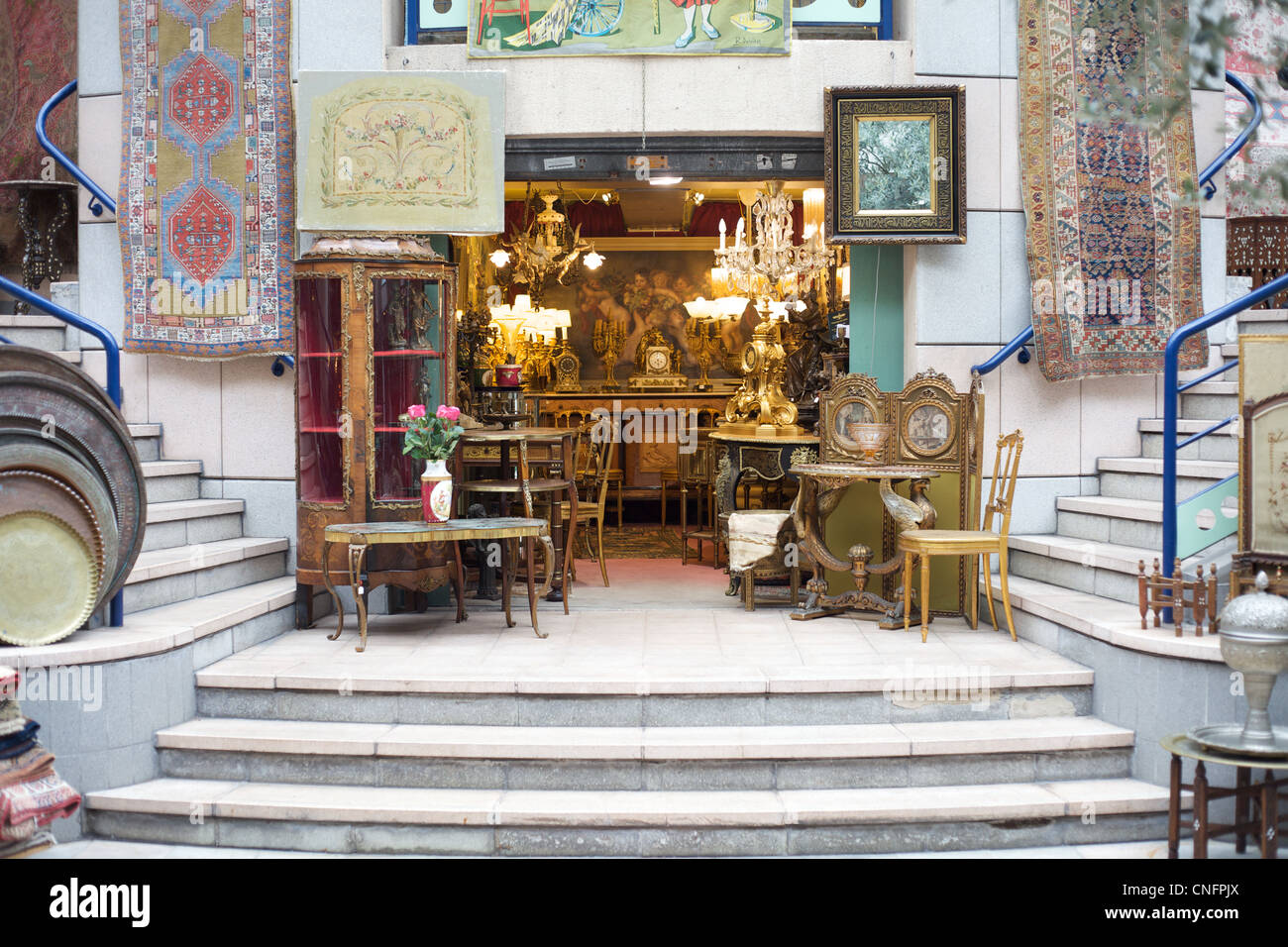 Antique Shop au marché aux puces de Paris, Paris, France Banque D'Images