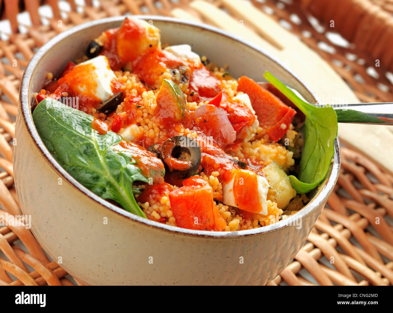 Salade méditerranéenne avec des légumes cuits au feu et d'épinards avec vinaigrette balsamique Banque D'Images