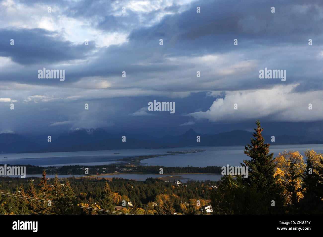 À partir de la baie Kachemak avec Homer Spit et rainclouds, automne, Alaska Banque D'Images