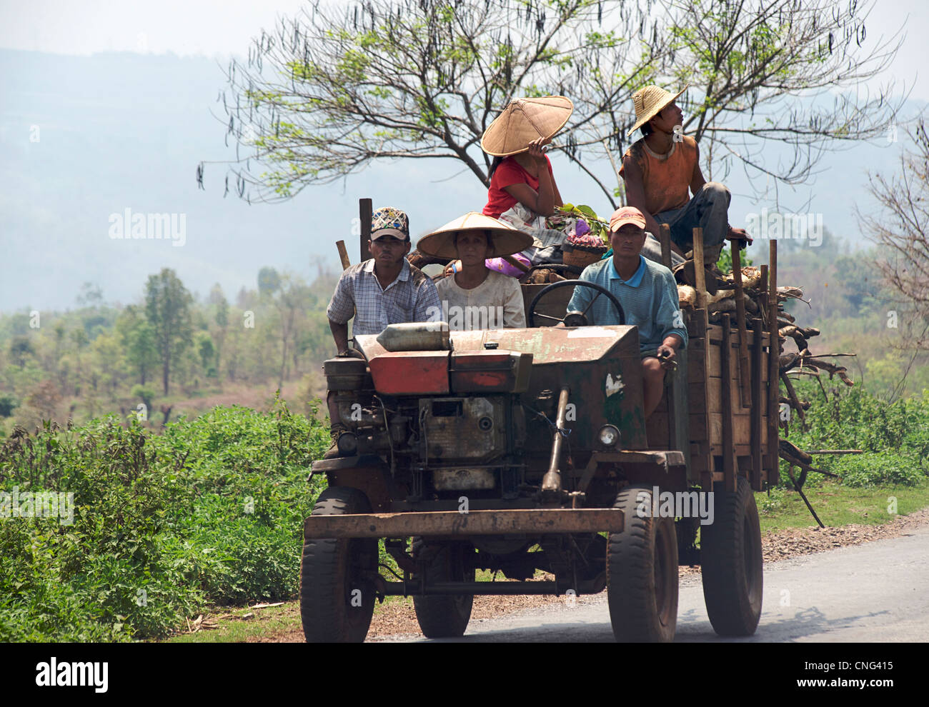 Le transport rural. Au sud de Lashio près de Naung Lun, Lashio, Birmanie. Myanmar Banque D'Images