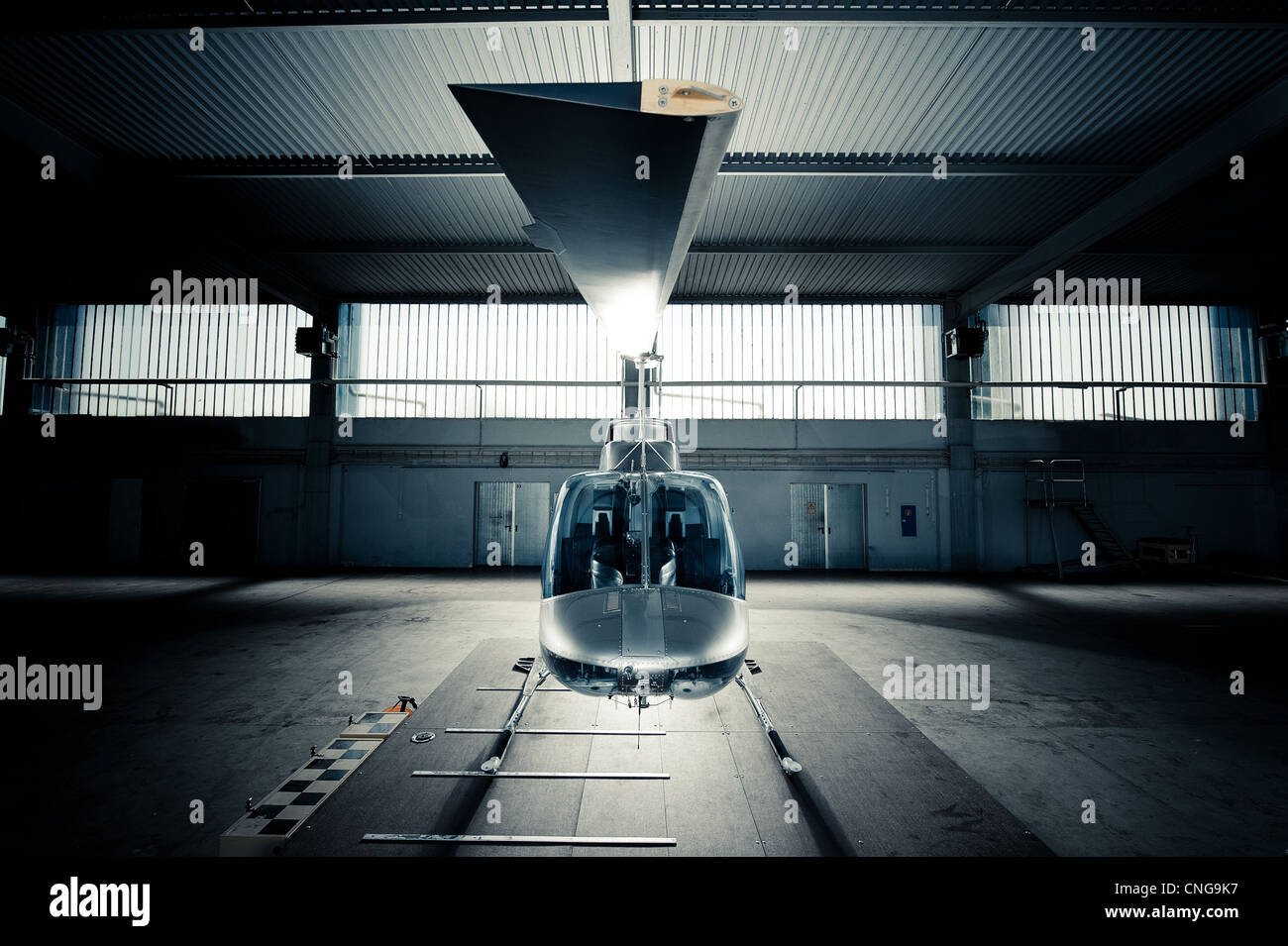 Hélicoptère Bell 206B Jet Ranger dans le hangar Banque D'Images