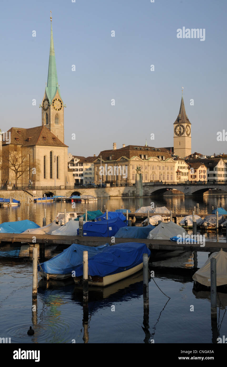 Tôt le matin, vue de la Peterskirche, Fraumünster, et rivière Limmat dans la vieille ville de Zurich, le Canton de Zurich, Suisse Banque D'Images