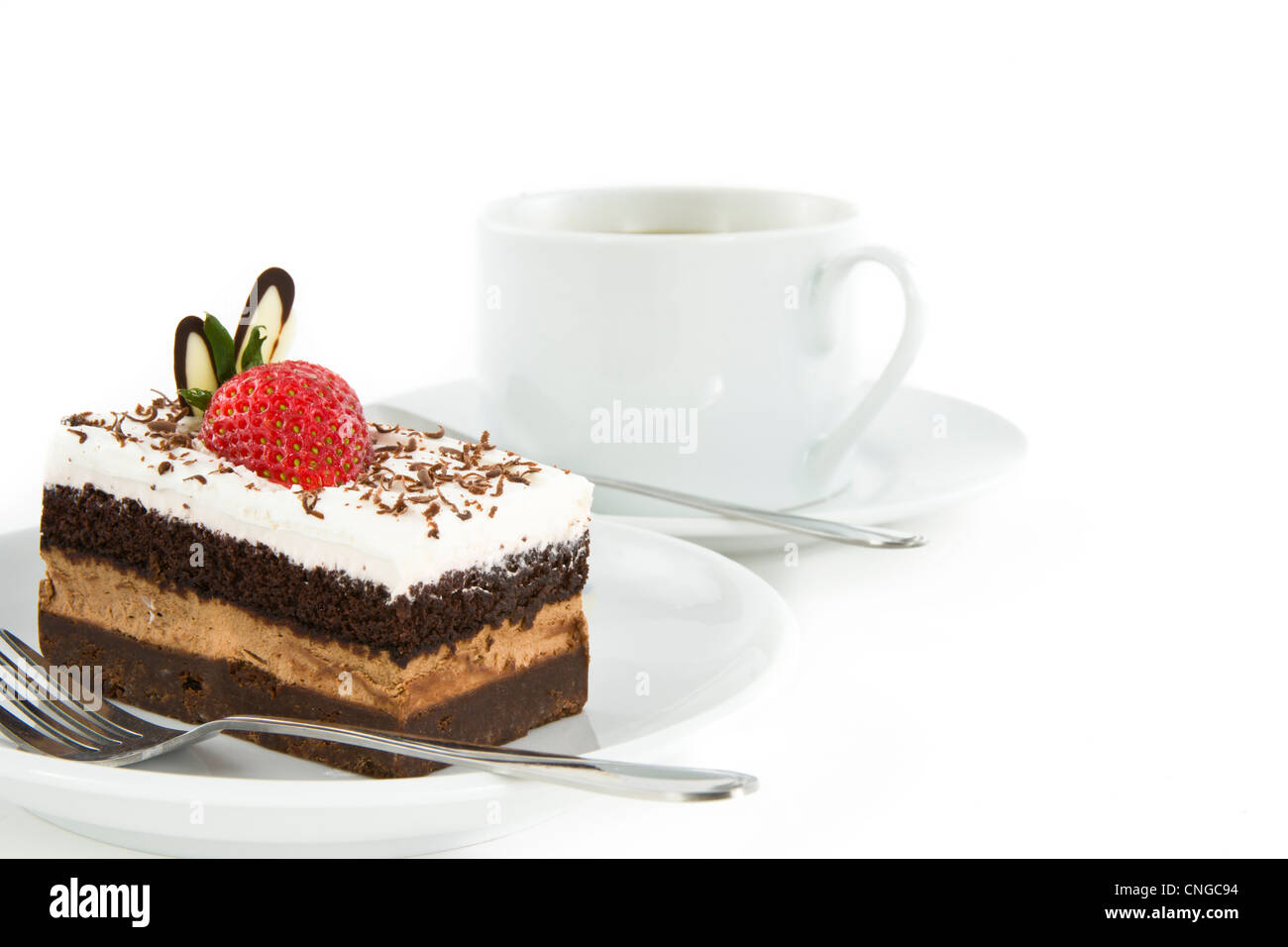 Morceau de gâteau au chocolat sur le dessus et décorer de fraises tasse de café Banque D'Images