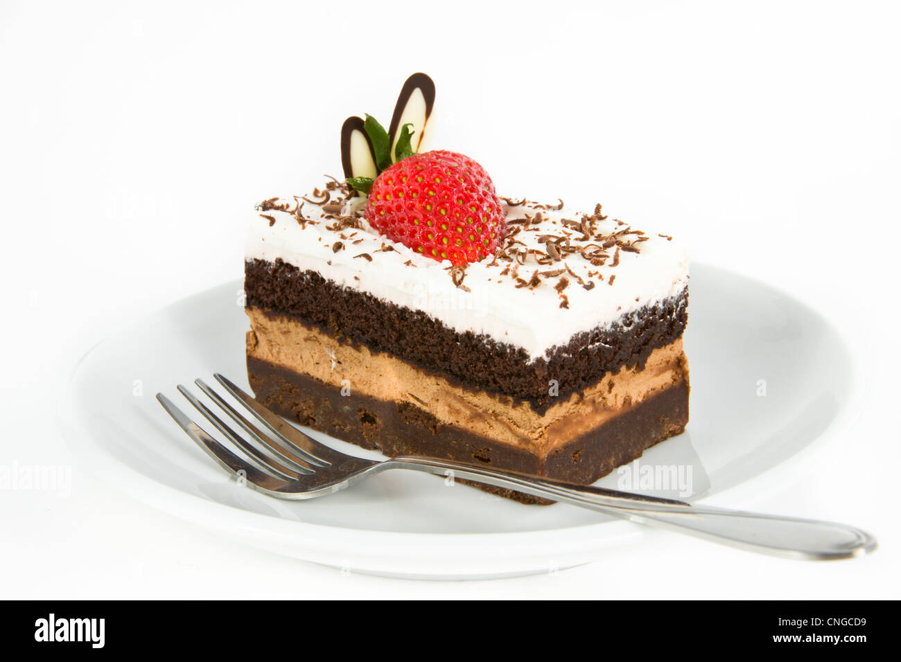 Morceau de gâteau au chocolat, à la fraise sur le dessus décorer Banque D'Images