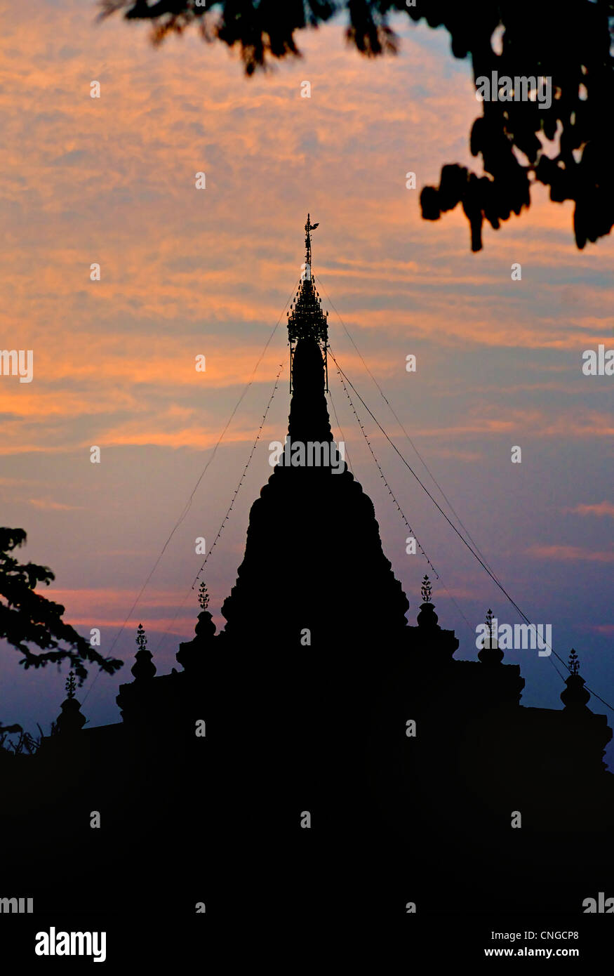 Silhouette de près de stupa bouddhiste pont U Bein, Mandalay, Birmanie. Myanmar Banque D'Images