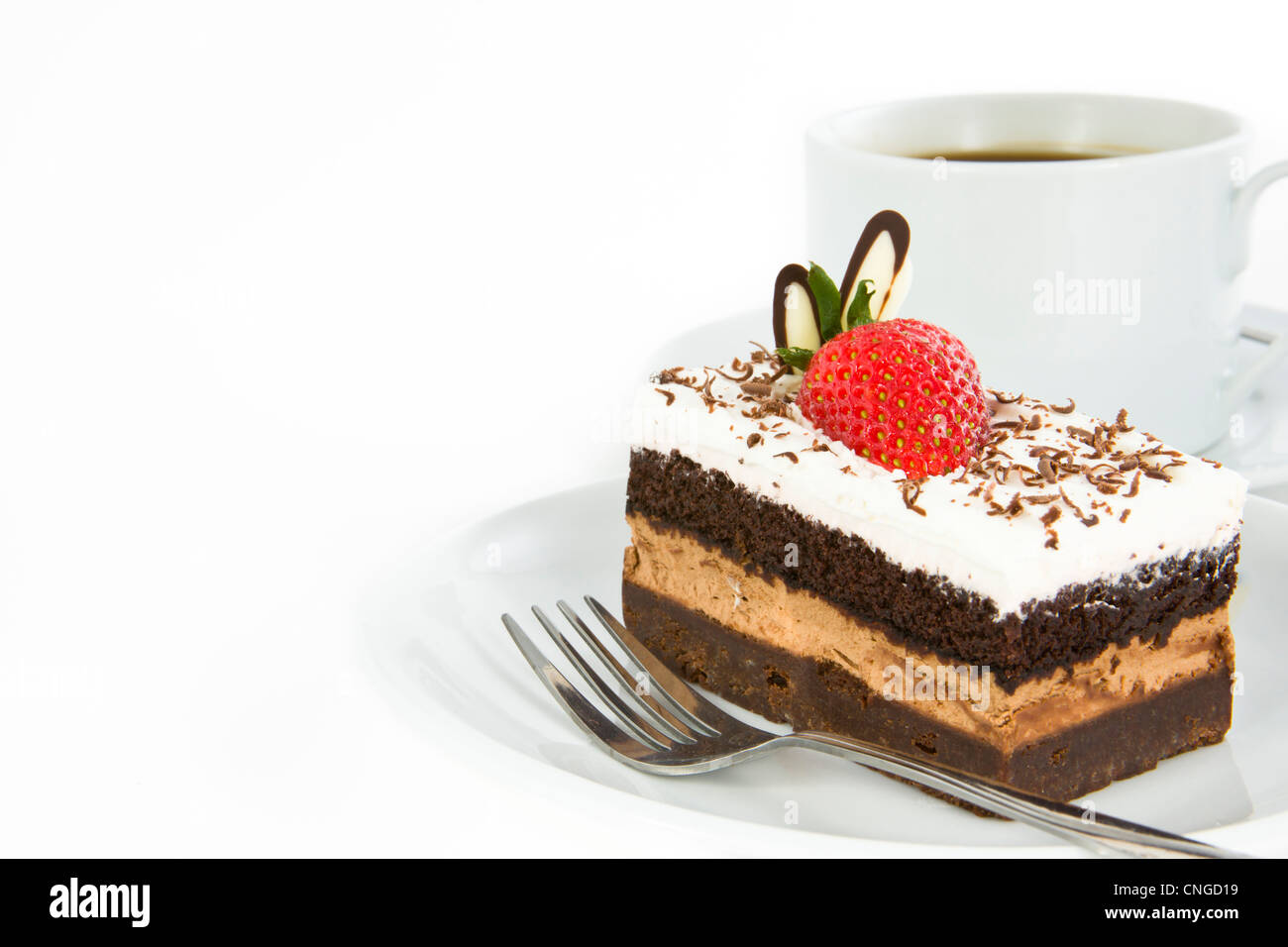 Morceau de gâteau au chocolat sur le dessus et décorer de fraises tasse de café Banque D'Images