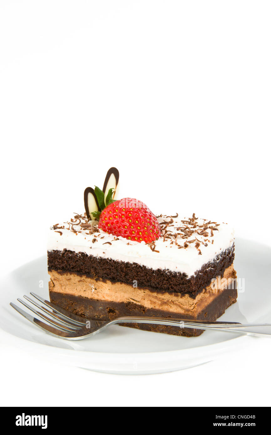 Morceau de gâteau au chocolat, à la fraise sur le dessus décorer Banque D'Images