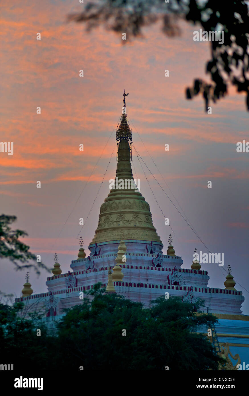 Près de stupa bouddhiste pont U Bein, Mandalay, Birmanie. Myanmar Banque D'Images