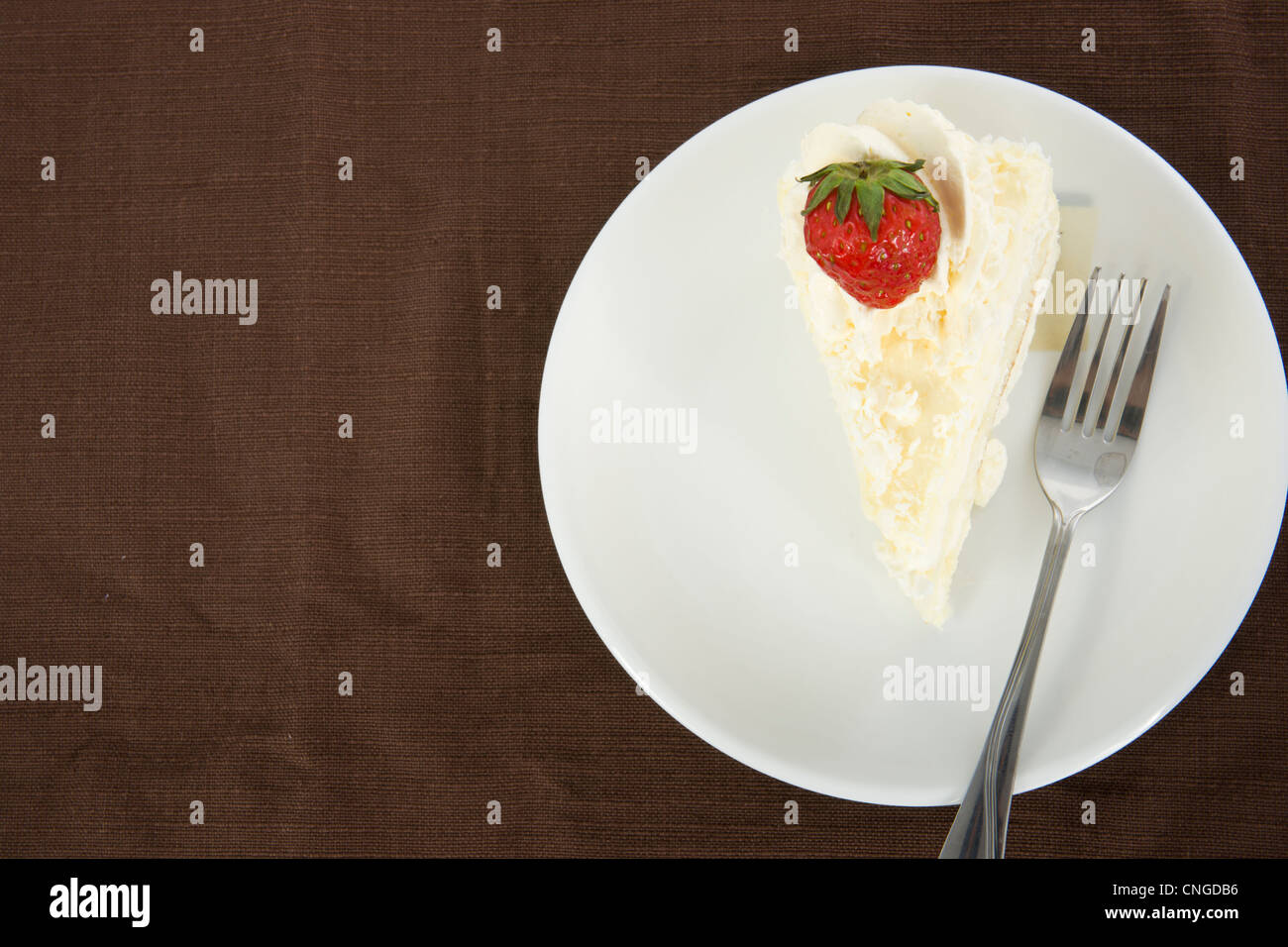 Délicieux gâteau vanille fraise avec décorer sur le dessus, sur marron tapis de table, vue du dessus Banque D'Images