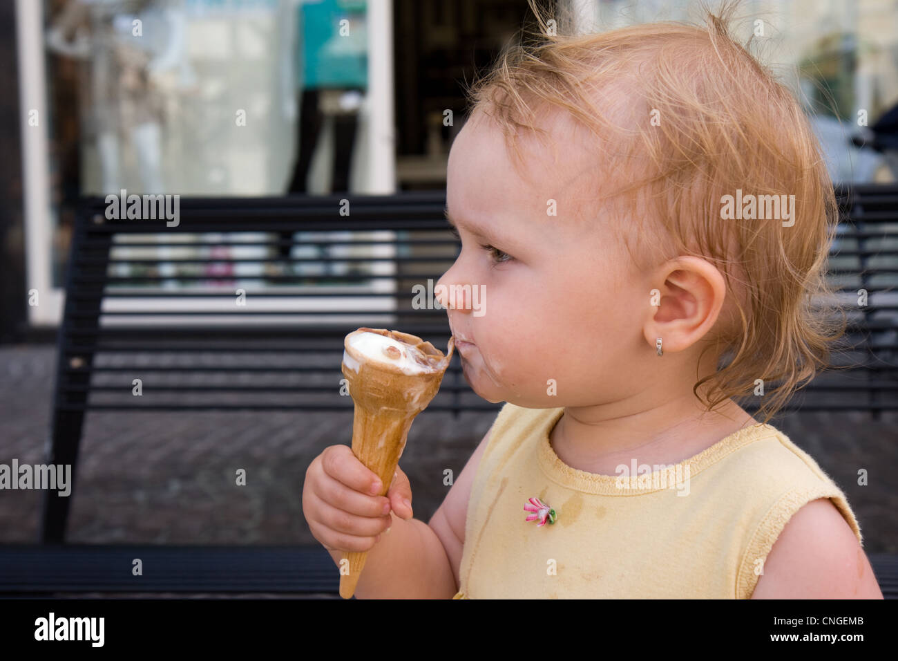 Enfant Mange De La Creme Glacee Photo Stock Alamy Enfant Mange De La Creme Glacee Photo Stock Alamy