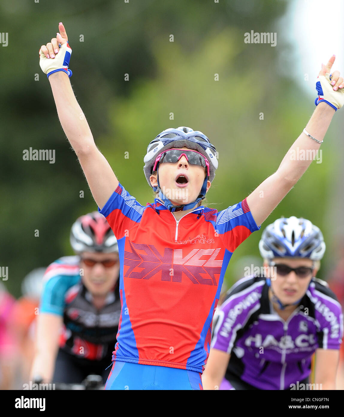 Laura Trott célèbre remportant le British National Cyclisme Course sur route Femmes Juniors championnat. Radwinter. L'Essex. 02/08/2009. Banque D'Images