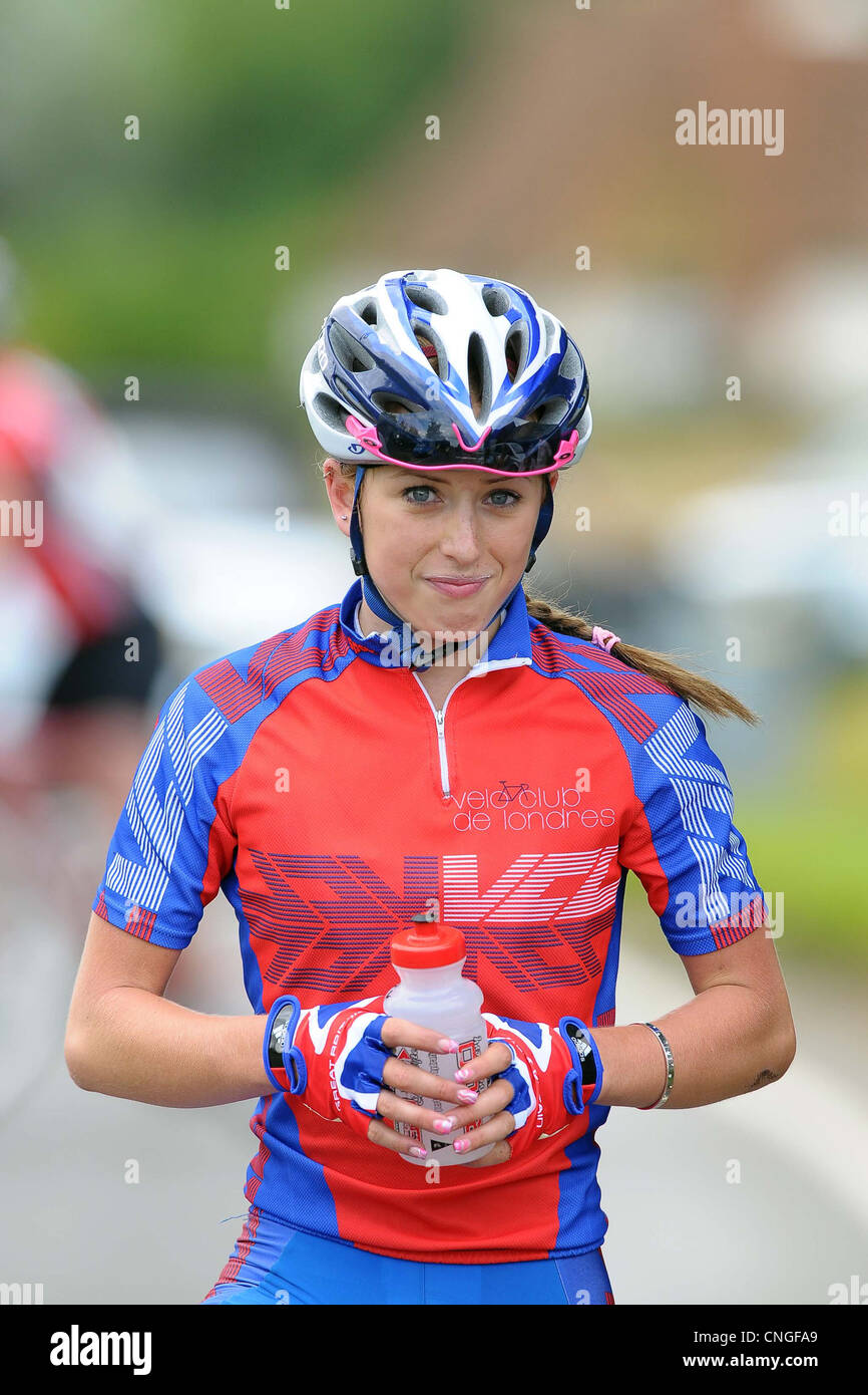 Laura Trott a un verre après avoir remporté le National Cyclisme Britannique Femmes Juniors Championnat de course sur route. Radwinter. L'Essex. Banque D'Images