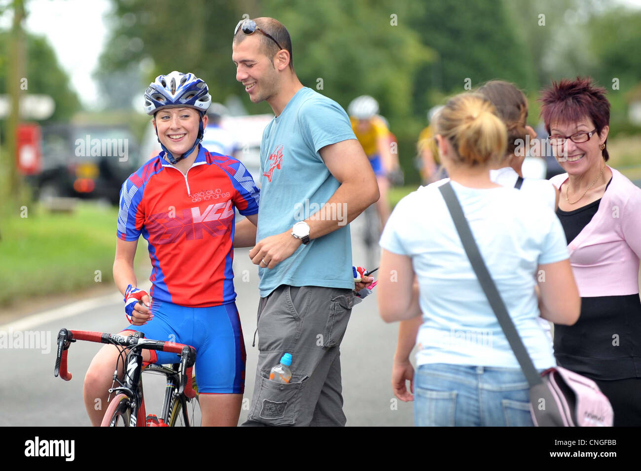 Laura Trott célèbre remportant le British National Cyclisme Course sur route Femmes Juniors championnat. Radwinter. L'Essex. 02/08/2009. Banque D'Images