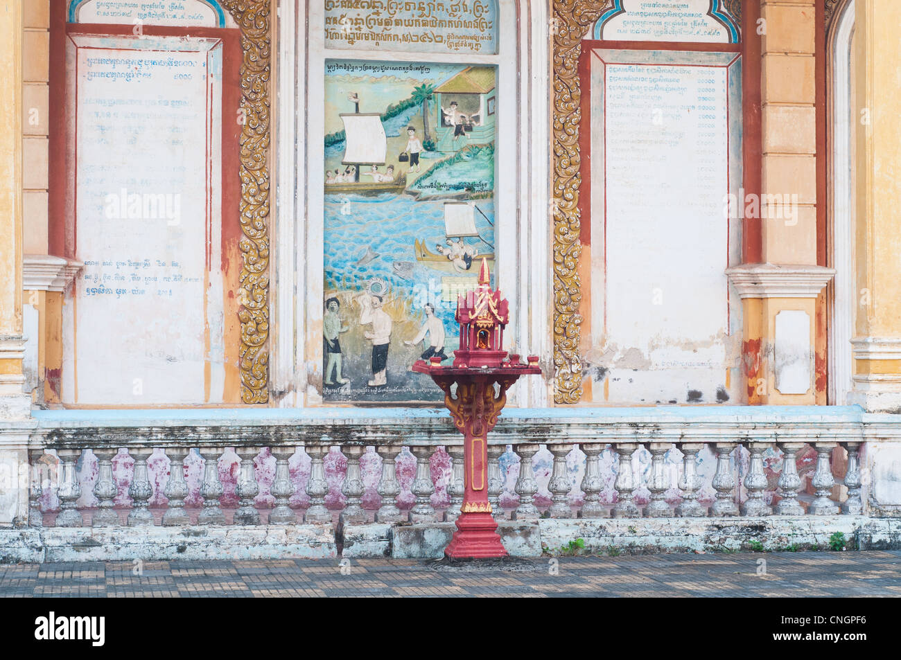 Spirit house et temple wal à Wat Kandal à Battambang, Cambodge Banque D'Images