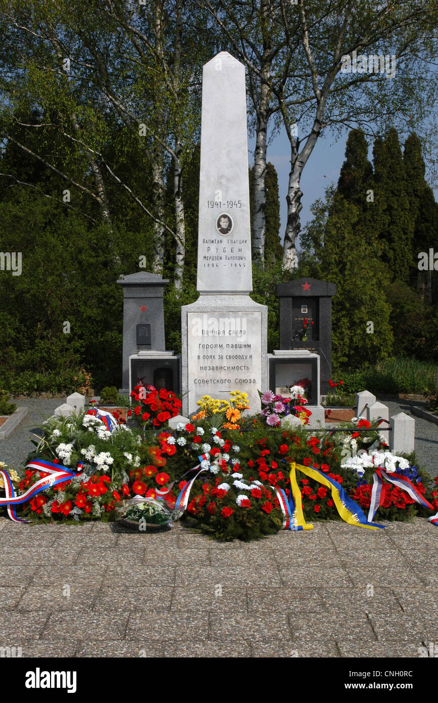 Tombes des soldats soviétiques tombés dans la bataille pour l'Orechov (1945) dans la région de Orechov u Brna, République tchèque. Banque D'Images