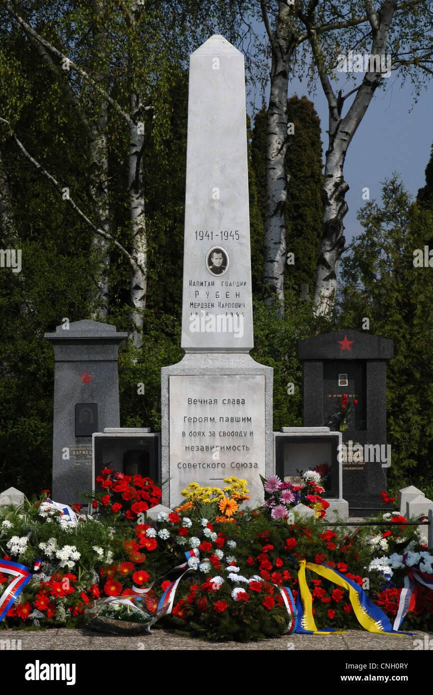 Tombes des soldats soviétiques tombés dans la bataille pour l'Orechov (1945) dans la région de Orechov u Brna, République tchèque. Banque D'Images