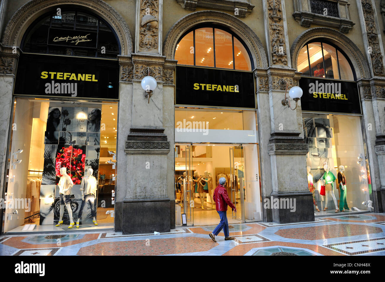 Stefanel shop. La galerie Vittorio Emanuele II. Milano Italie Banque D'Images