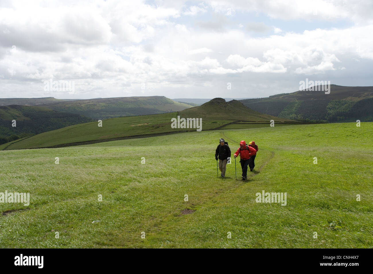 Les marcheurs sous la pluie sur la lande au-dessus de Ladybower Reservoir à retour à Crook Hill dans le Peak District, dans le Derbyshire Banque D'Images