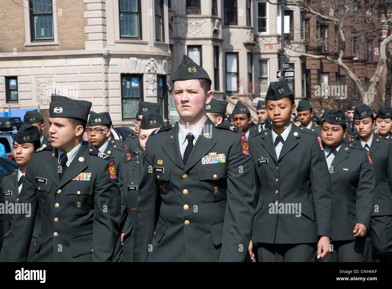 Les membres de l'Armée de l'école secondaire en mars le JROTC Parade irlandaise à Park Slope, Brooklyn, New York. Banque D'Images