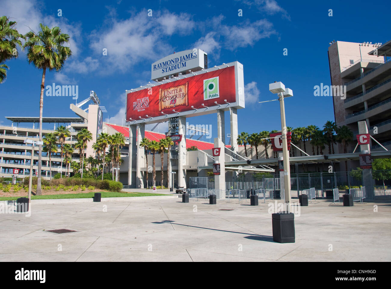 Entrée du Stade de Football Raymond James à Tampa, Floride, où l'équipe de Tampa Bay Buccaneers joue. Banque D'Images