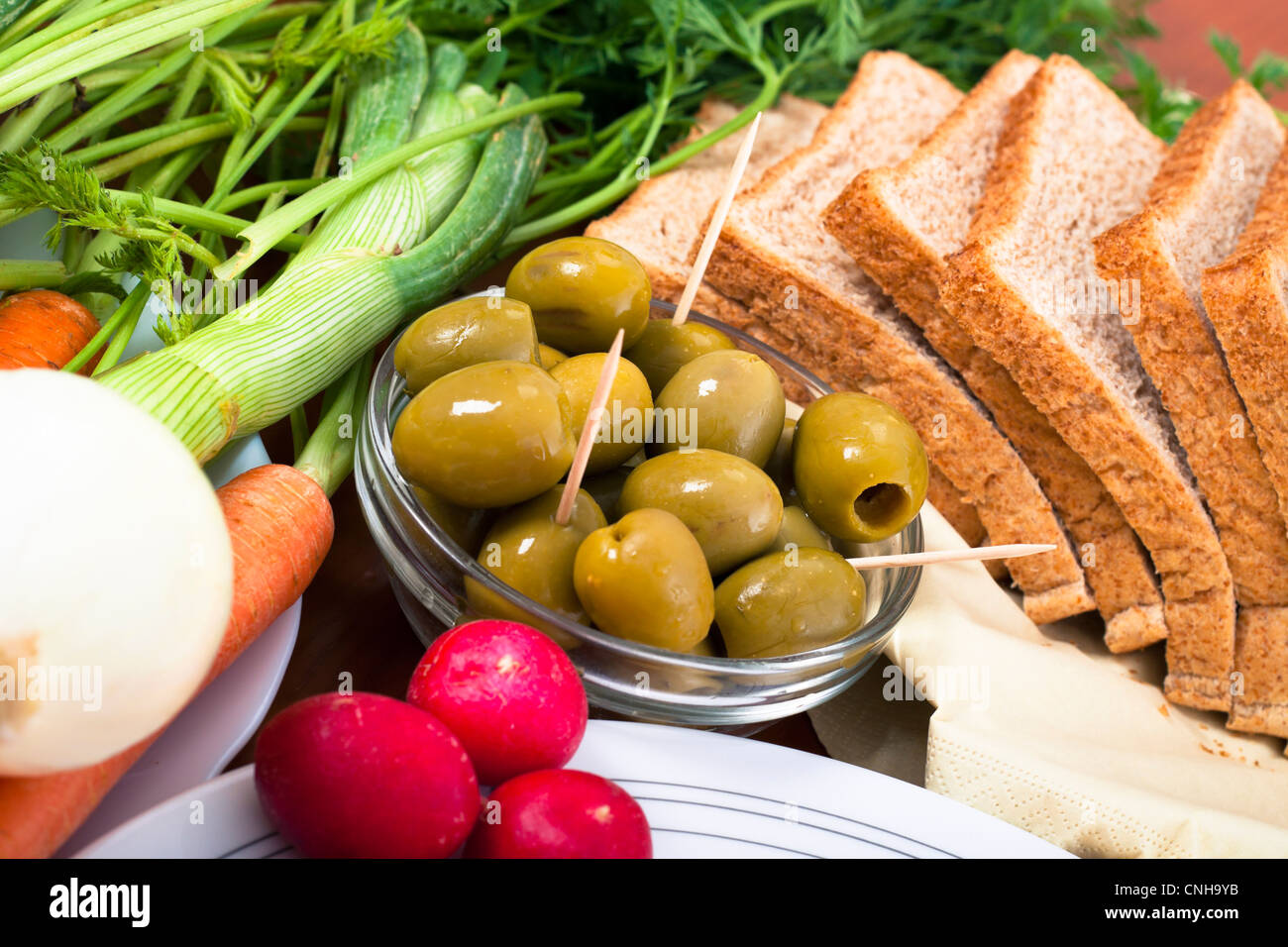 Close up of olives vertes fraîches, de légumes et de pain. Banque D'Images