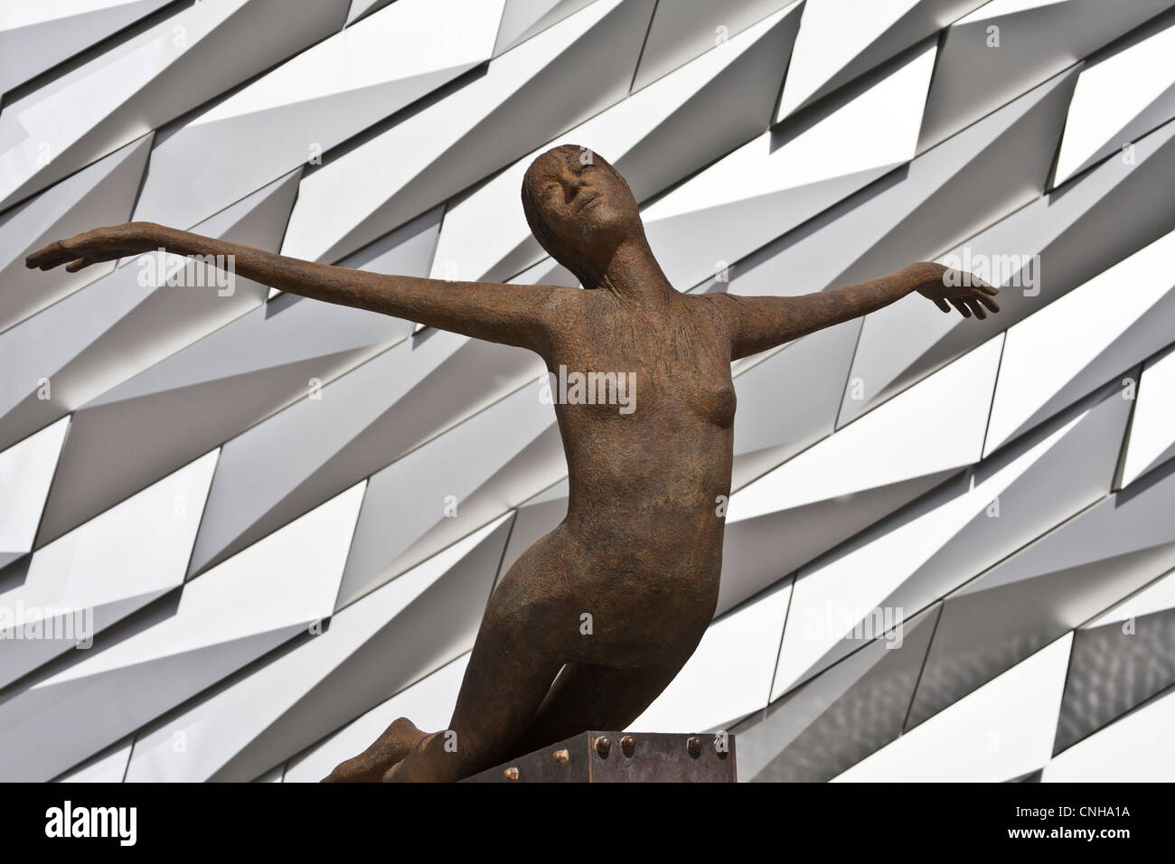 Sculpture en bronze à l'extérieur musée Titanic Belfast Irlande du Nord Banque D'Images