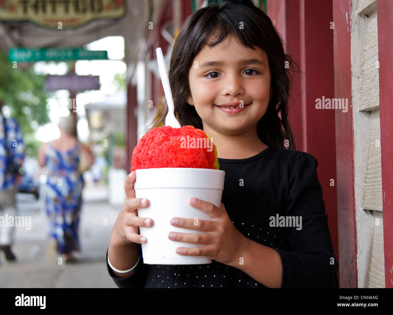 Hawaiian girl holding shave ice in Lahaina, Maui Banque D'Images