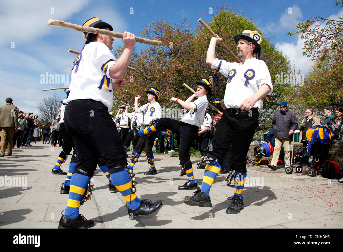 75015 Morris Men dancers, danse traditionnelle faisant Banque D'Images