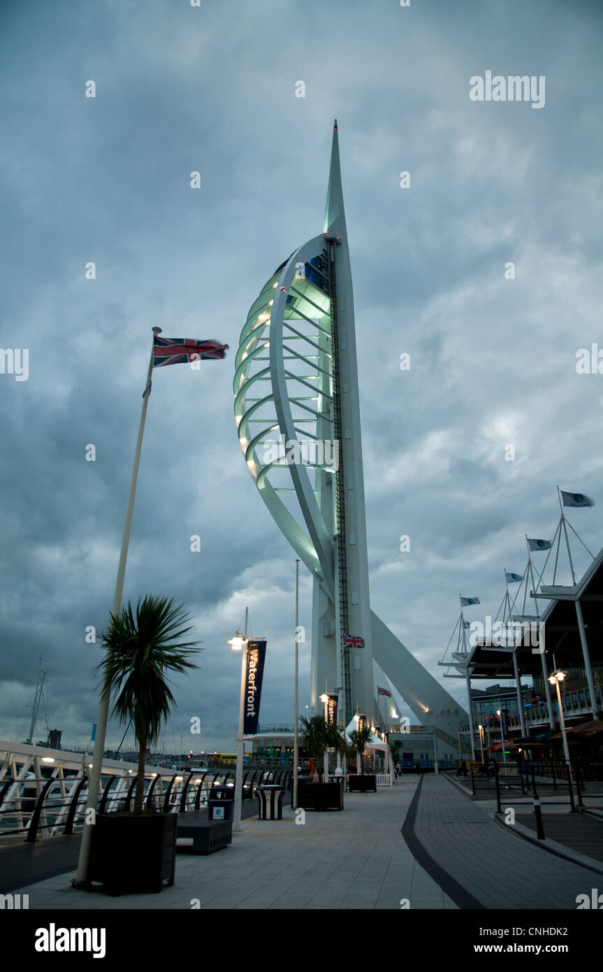 La tour Spinnaker sous les nuages de tempête au crépuscule. Le port de Portsmouth, Hampshire. En août. Banque D'Images